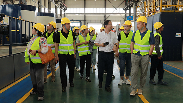 歡迎山東省熱處理學會專家與企業(yè)家來我公司參觀.jpg